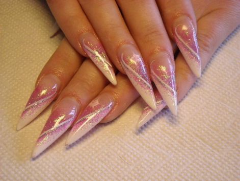 stylish_manicure_in_pink_and_white.jpg